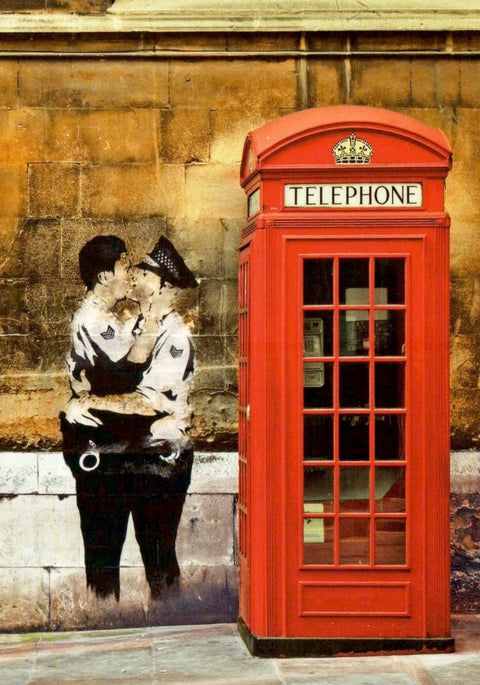 Blankopostkarte: Britische Telefonzelle mit Kuss - Szene im Banksy - Stil - Urban Graffiti Kunst in Rot Schwarz Weiß