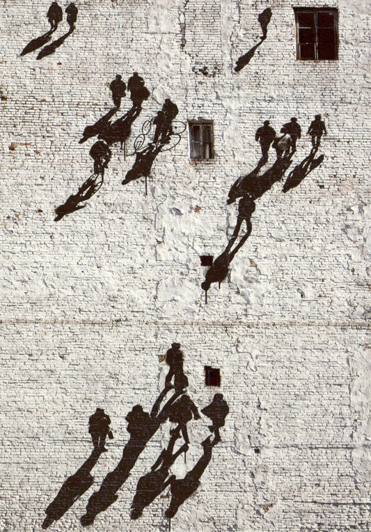 Blankopostkarte - Monochrome Streetart mit Kletternden Silhouetten und Fenstertexturen
