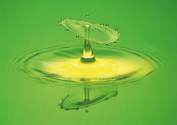 Blankopostkarte Nature: Wassertröpfchen - Kollision in beeindruckender Naturaufnahme