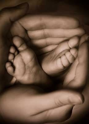 Blankopostkarte zur Geburt: Zarte Babyfüße - Hands