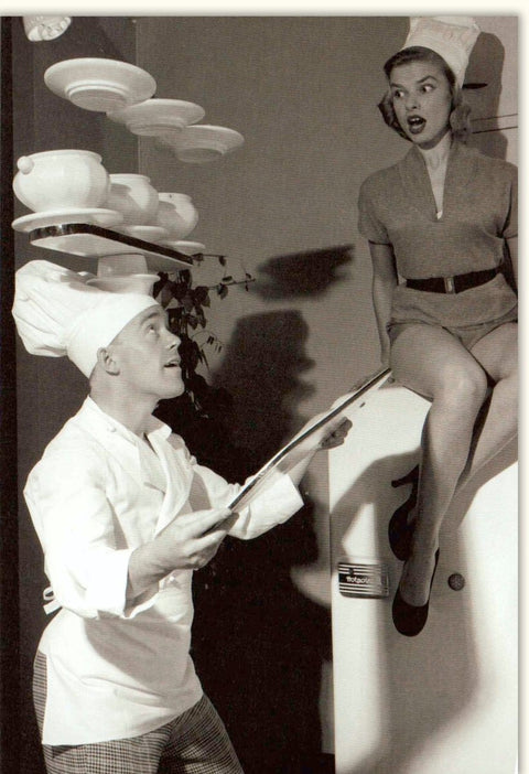 Einladungskarte "Küchenjonglage" - Humorvolle Schwarz - Weiß Retro Fotografie, Perfekt für Überraschungen, Minimalistisches Design, Blankokarte