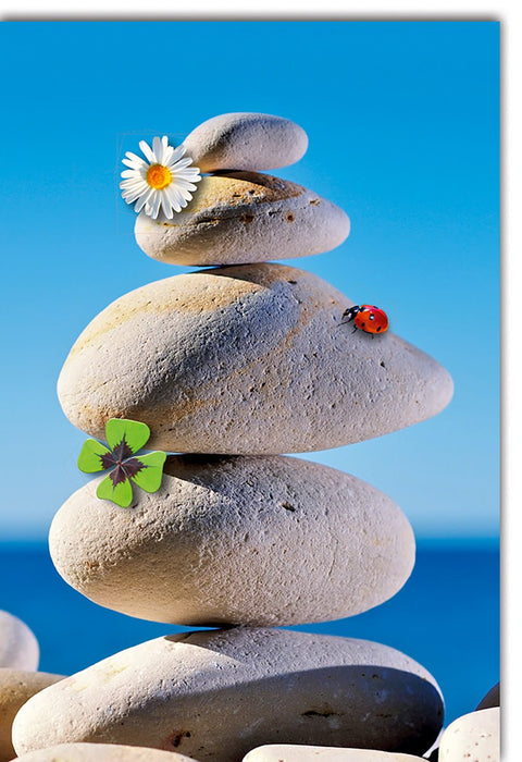 Entspannungskarte Natur – Steinturm mit Marienkäfer und Gänseblümchen am Meer