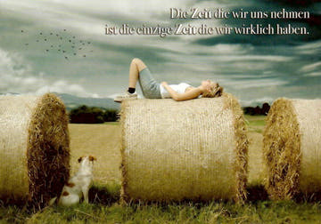 Entspannungskarte - Naturmotiv mit Frau & Hund auf Strohballen, Himmel & Vögel - Lebensweisheiten über Zeit