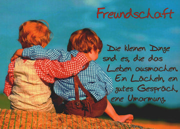 Freundschaftskarte mit Spruch Zwei Kinder Arm in Arm auf Wiese Postkarte Freundschaft Lächeln Umarmung Gespräch