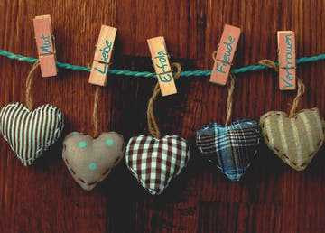 Freundschaftskarte mit Stoffherzen und inspirierenden Worten Mut Liebe Erfolg Freude Vertrauen perfekte Postkarte für Freunde