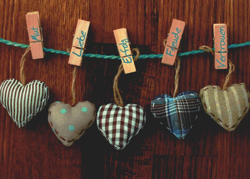 Freundschaftskarte mit Stoffherzen und inspirierenden Worten Mut Liebe Erfolg Freude Vertrauen perfekte Postkarte für Freunde