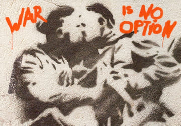 Friedensbotschaft Kunstpostkarte im Banksy - Stil - Urban Graffiti Schablone, Rot Schwarz Weiß, Anti - Krieg Deko
