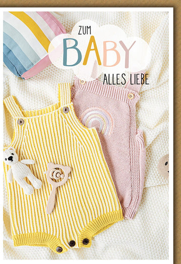 Geburtskarte Baby – Strickanzüge mit Regenbogen und Kuscheltier in Pastellfarben