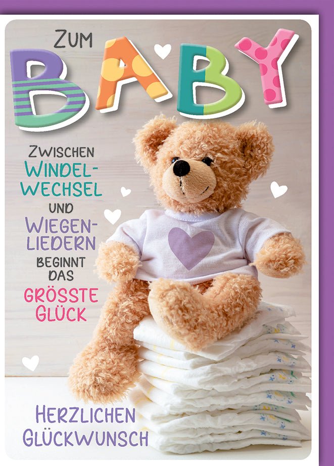 Geburtskarte Baby – Teddybär auf Windelstapel mit Herz und buntem Schriftzug