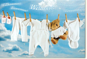 Geburtskarte für Jungen - Mehrsprachige Babygrußkarte mit Wäscheleine, Himmel & Teddybär Motiv