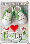 Geburtskarte Junge – Grüne Babyschuhe mit Herz und Kleeblatt auf Holzoptik