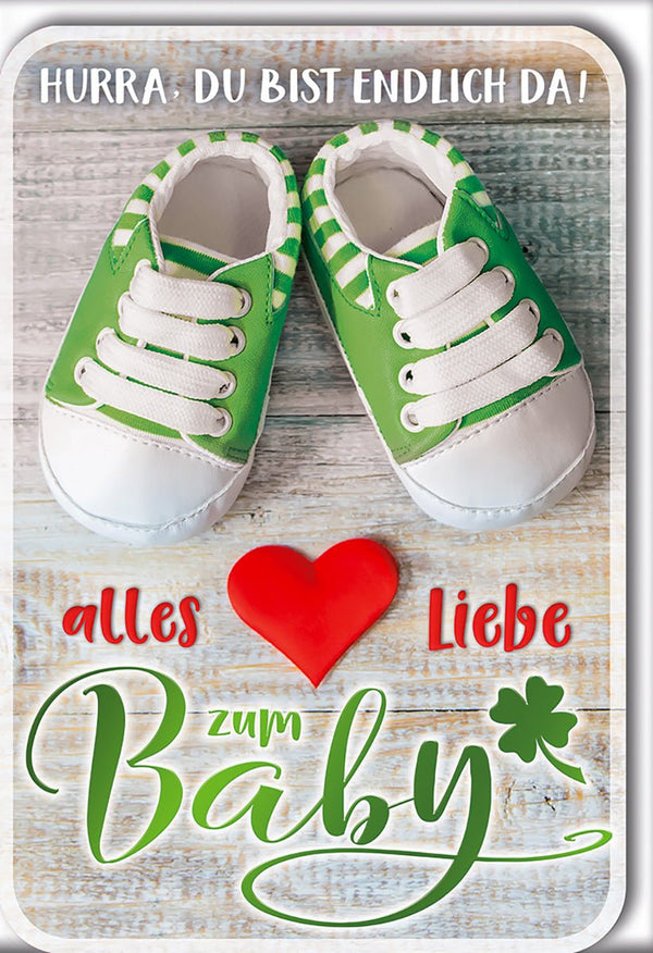 Geburtskarte Junge – Grüne Babyschuhe mit Herz und Kleeblatt auf Holzoptik