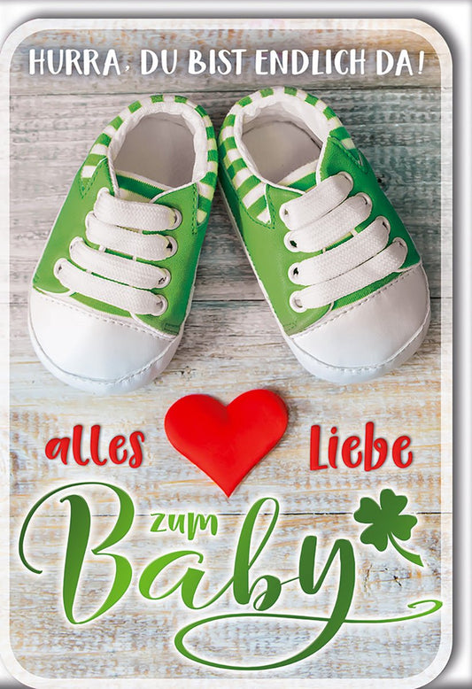 Geburtskarte Junge – Grüne Babyschuhe mit Herz und Kleeblatt auf Holzoptik