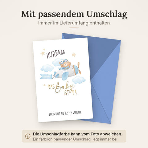 Geburtskarte Junge – Niedlicher Bär im Flugzeug mit Wolken und Sternen-Design