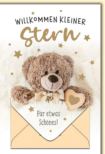 Geburtskarte Junge – Teddybär im Umschlag mit Herz und Sternen in sanften Tönen