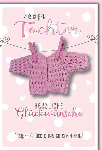 Geburtskarte Mädchen – Rosa Strickjacke mit Wäscheklammern und Herzmotiven