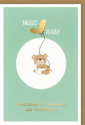 Geburtskarte mit Bär und Ballon – Herzlichen Glückwunsch Hello Baby auf grünem Hintergrund