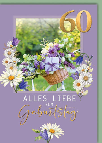 Geburtstagskarte 60 Jahre – Blumenstrauß im Korb mit lila Geschenk und Naturhintergrund