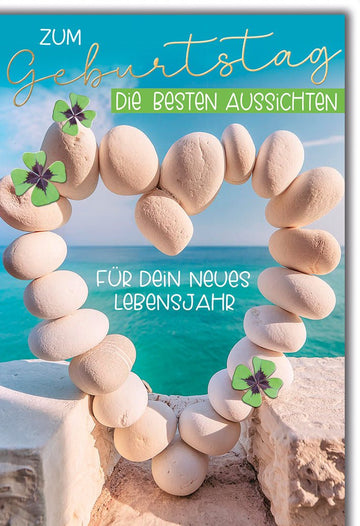 Geburtstagskarte Allgemein – Herz aus Steinen mit Kleeblättern und Meeresblick