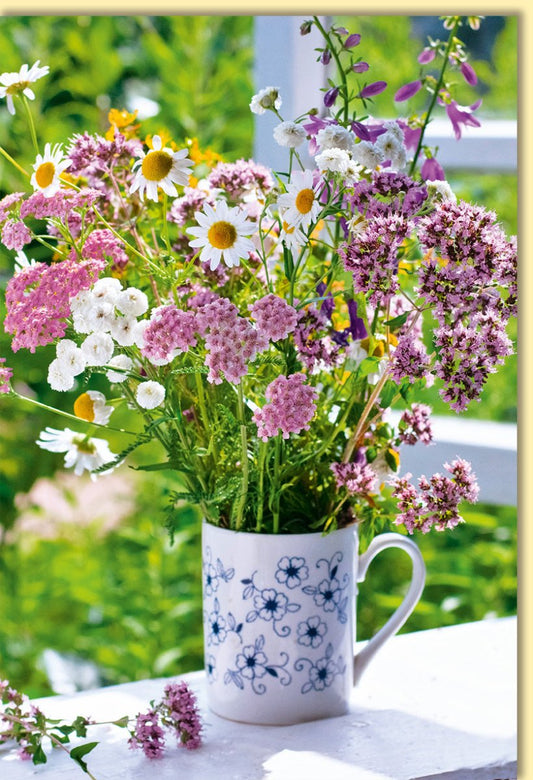 Geburtstagskarte Blumenstrauß Sommerwiese im Becher farbenfrohe Grußkarte mit Margeriten und Wildblumen für liebevolle Geburtstagsgrüße
