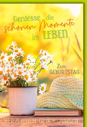 Geburtstagskarte Blumenwiese – Gänseblümchen im Vintage-Becher mit Strohhut-Idylle