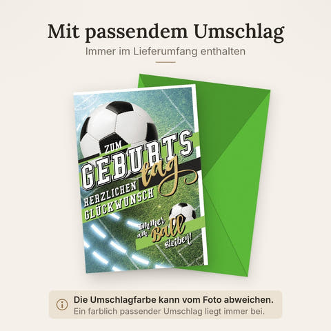 Geburtstagskarte Fußballfans – Fußballfeld mit Ball und dynamischem Schriftzug