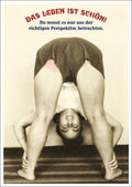 Geburtstagskarte: Humorvolle Retro Yoga Postkarte - Vintage Schwarz-Weiß mit Lebensfreude Text auf Deutsch