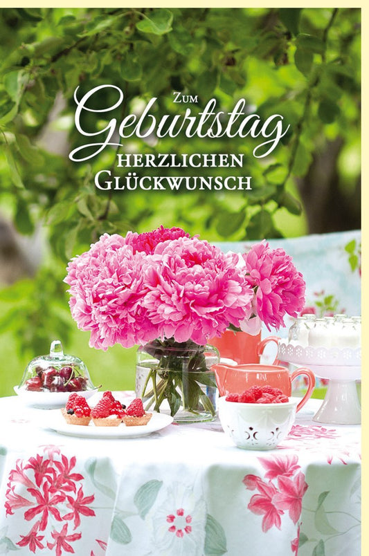 Geburtstagskarte im Vintage Landhausstil – Sommerblumen & Früchte auf idyllischem Gartentisch in Rosa & Grün