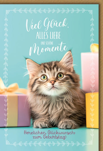 Geburtstagskarte Katzenliebhaber – Flauschiges Kätzchen mit Pastellgeschenken und Ziermuster