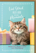 Geburtstagskarte Katzenliebhaber – Flauschiges Kätzchen mit Pastellgeschenken und Ziermuster