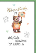 Geburtstagskarte Kinder – Bärenstarker Bär mit Herzschild und verspieltem Design