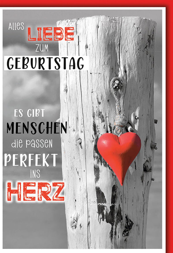 Geburtstagskarte Liebe – Rotes Herz an Holzpfosten mit Schwarz-Weiß-Kontrast