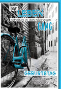Geburtstagskarte Retro – Blaues Fahrrad in Altstadt mit Motivationsspruch