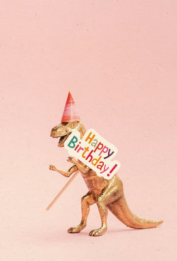 Geburtstagspostkarte Dinosaurier mit Partyhut und Schild aus Zuckerrohrpapier