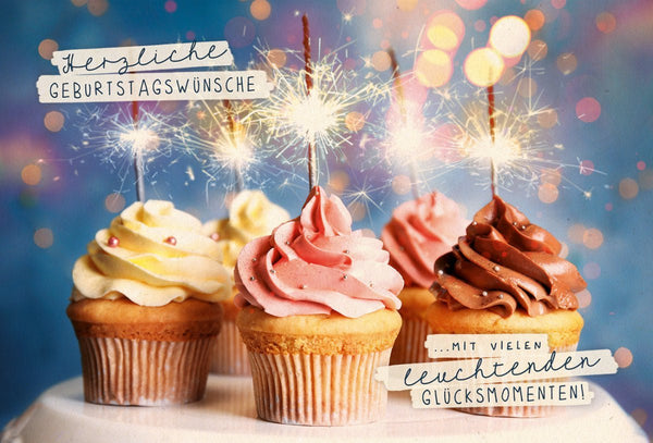 Geburtstagspostkarte mit Cupcakes und Wunderkerzen, aus hochwertigem Zuckerrohrpapier gefertigt