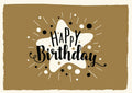Geburtstagspostkarte: Stilvolle Karte mit Happy Birthday Schriftzug auf braunem Hintergrund, ideal für Erwachsene und Jugendliche, verziert mit Sternen und Punkten.