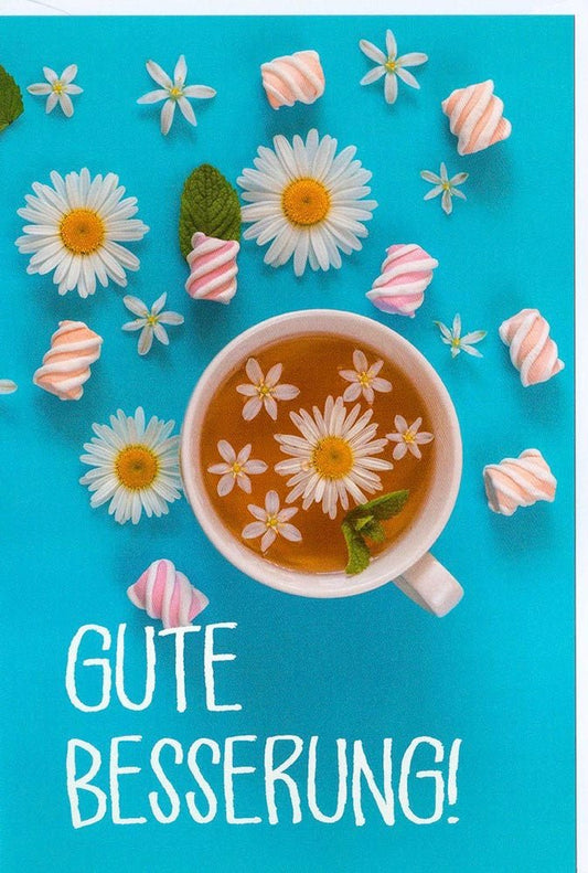 Genesungskarte mit Teetasse und Kamillenblüten auf blauem Hintergrund liebevoll gestaltet für gute Besserung und herzliche Genesungswünsche