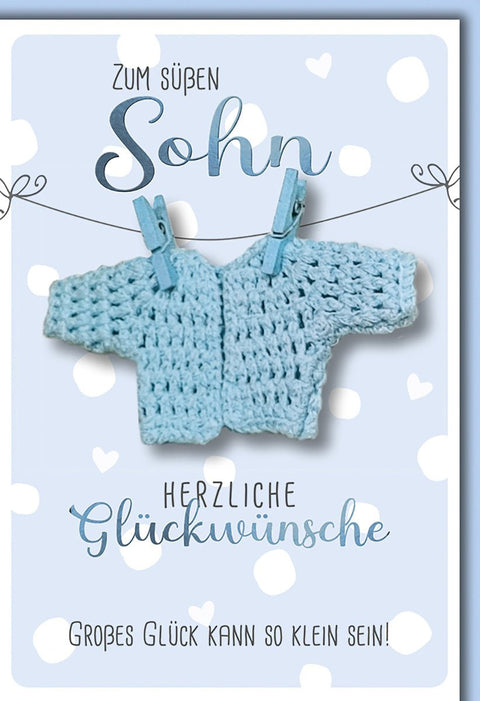 Glückwunschkarte Geburt Jungen – Strickjacke in Blau mit Wäscheklammern und Herzmotiv