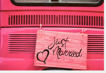 Glückwunschkarte Hochzeit "Just Married" - Stilvolles Auto - Schild Design in Rosa mit Romantischem Schriftzug für Moderne Paare