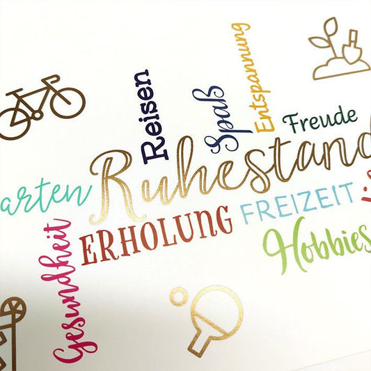 Glückwunschkarte zum Ruhestand mit bunten Schriftzügen und Symbolen für Hobbys Familie Reisen Garten Entspannung und Freude