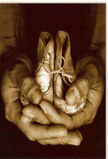 Glückwunschkarte zur Geburt "Erinnerungen" – Schwarzweiß Fotografie mit Händen & Ballettschuhen, Nostalgische Sepia Optik, Blanko für persönliche Botschaften