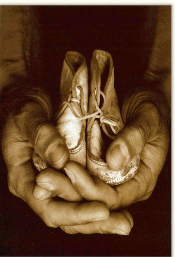 Glückwunschkarte zur Geburt "Erinnerungen" – Schwarzweiß Fotografie mit Händen & Ballettschuhen, Nostalgische Sepia Optik, Blanko für persönliche Botschaften