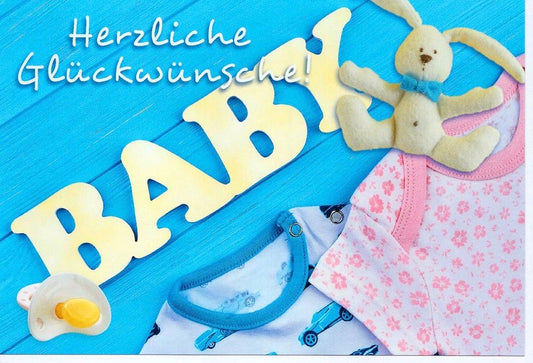 Glückwunschkarte zur Geburt mit BABY Schriftzug, niedlichem Stoffhasen, Strampler und Schnuller auf blauem Hintergrund