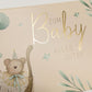 Glückwunschkarte zur Geburt mit Bär im Kinderwagen und botanischen Motiven zarte Farben Babykarte für Jungen und Mädchen