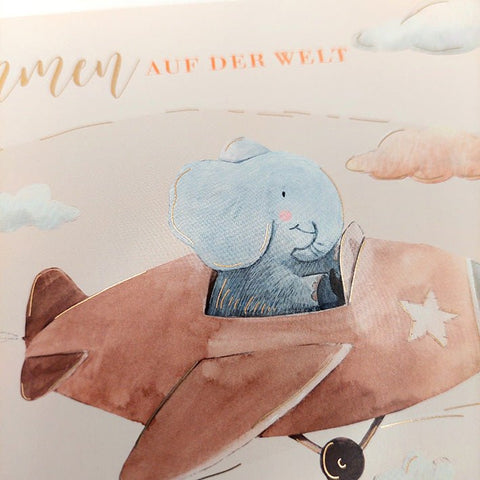 Glückwunschkarte zur Geburt mit Elefant im Flugzeug Baby an Bord Ballons und Wolken liebevoll illustriert für Jungen und Mädchen