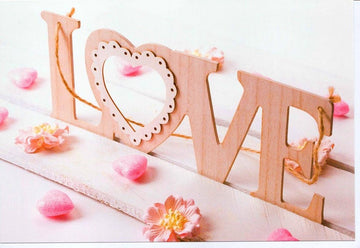 Glückwunschkarte zur Hochzeit mit LOVE Schriftzug aus Holz und Herzmotiv romantische Hochzeitskarte mit rosa Blüten und Dekoration