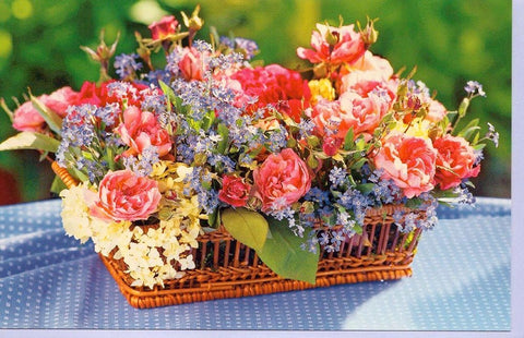 Grußkarte Blanko – Blumenarrangement im Garten auf Tisch