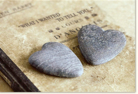 Hochzeitskarte - Herzdesign auf Stein, Vintage Romantik für das Brautpaar, neutrale Glückwunschkarte mit Struktur