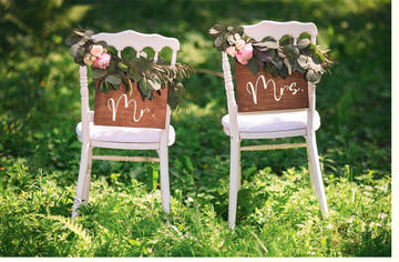 Hochzeitskarte Mr & Mrs Stühle – Vintage Romantik mit Blumenschmuck für rustikale Ehefeiern