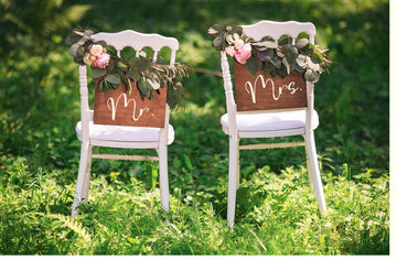 Hochzeitskarte Mr & Mrs Stühle – Vintage Romantik mit Blumenschmuck für rustikale Ehefeiern